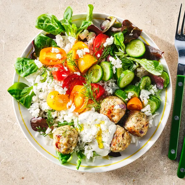 Salade-rijstbowl met kipballetjes en tzatziki