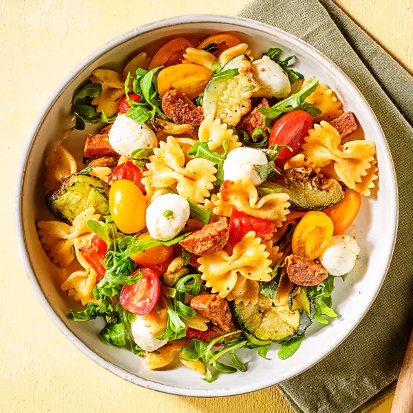 Pastasalade met chorizo en gegrilde groenten