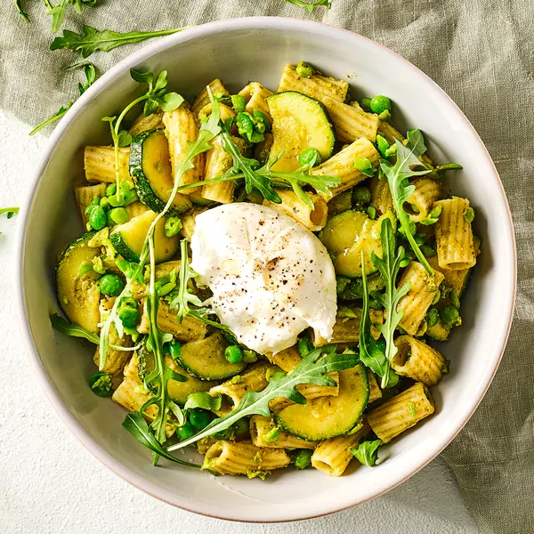 Pasta met doperwtenpesto en burrata