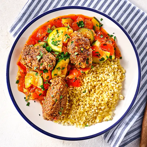 Köfte met courgette in tomatensaus