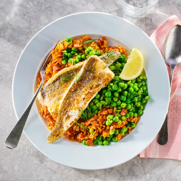 Heek met chorizorijst en frisse doperwtjes