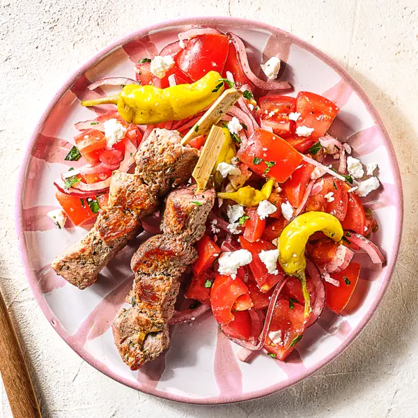 Lamsspiesjes met tomatensalade