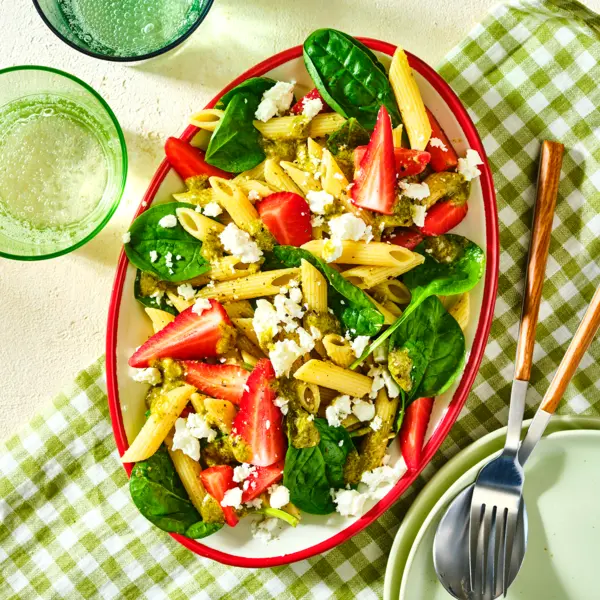 Pastasalade met aardbeien en feta