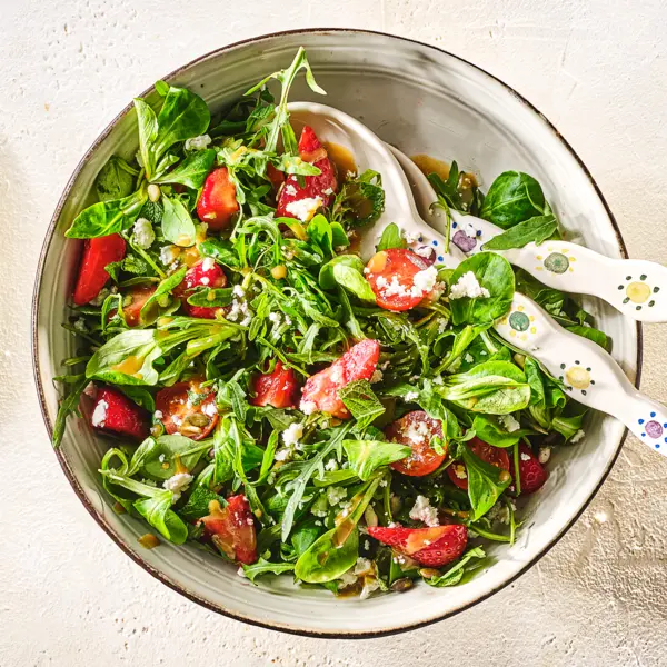 Groene salade met aardbeien