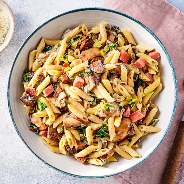Mini-penne met ham en champignonsaus