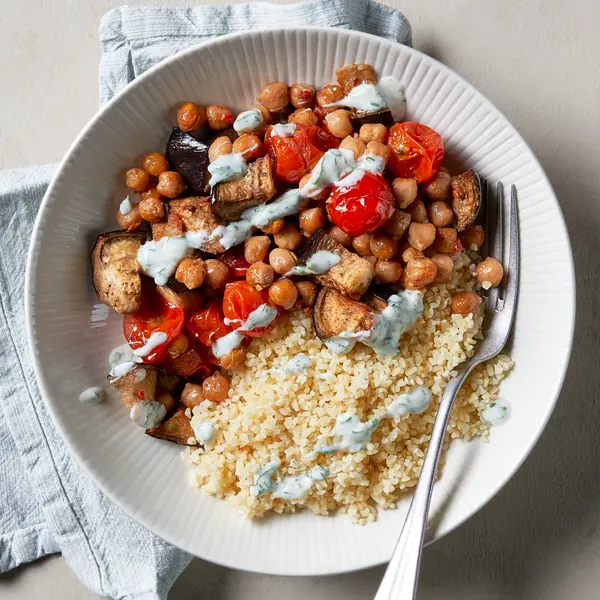 Bulgur met geroosterde groenten en frisse yoghurtsaus