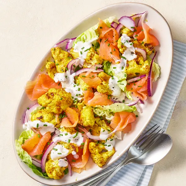 Kerrie-bloemkoolsalade met gerookte zalm