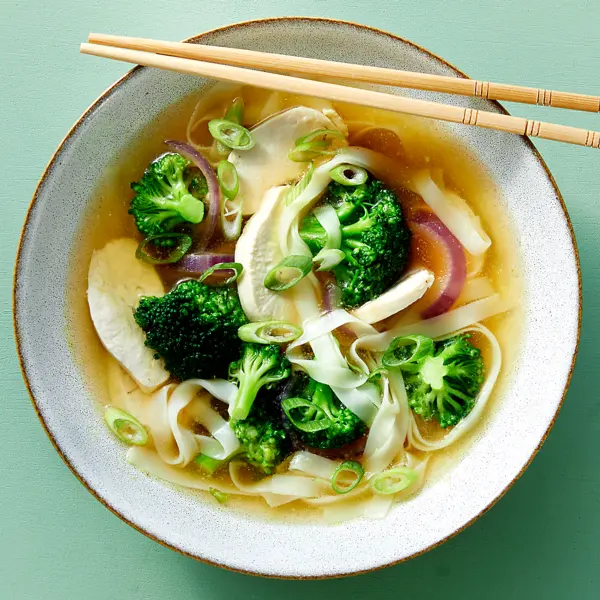 Noedelsoep met kip en broccoli