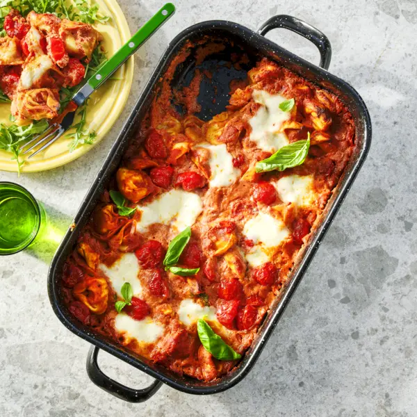 Romige tortellinischotel met pesto en mozzarella