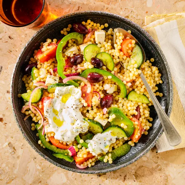 Parelcouscous Griekse stijl met feta en tzatziki