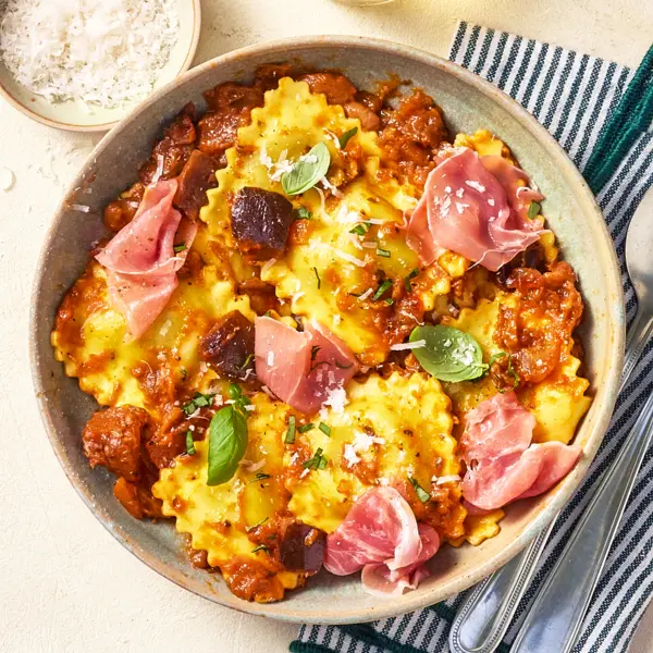 Ravioli met aubergine-tomatensaus
