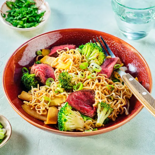 Woknoedels met groente en biefstukpuntjes