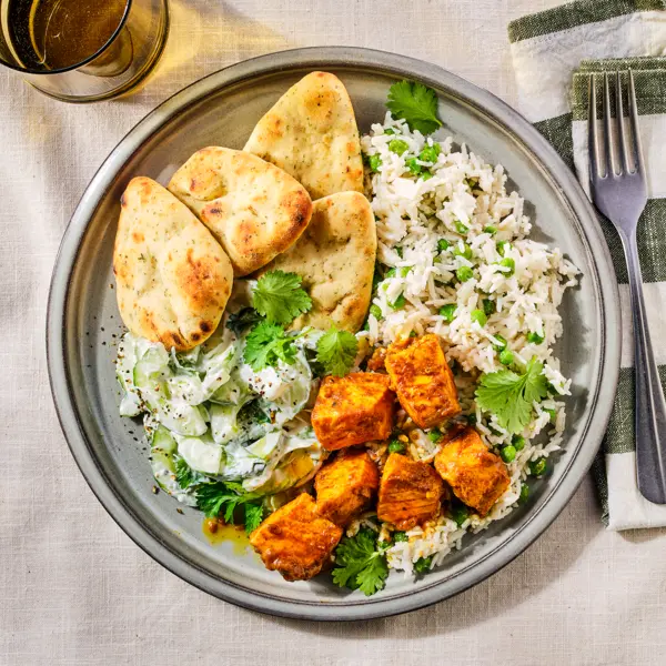 Korma-zalm met komkommeryoghurt en kokosrijst