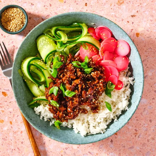 Sticky teriyaki-gehaktbowl met komkommer en radijs