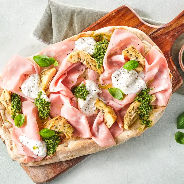 Pinsa met mortadella en burrata