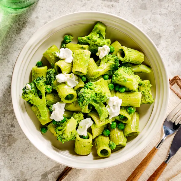 Rigatoni met broccoli en ricottasaus