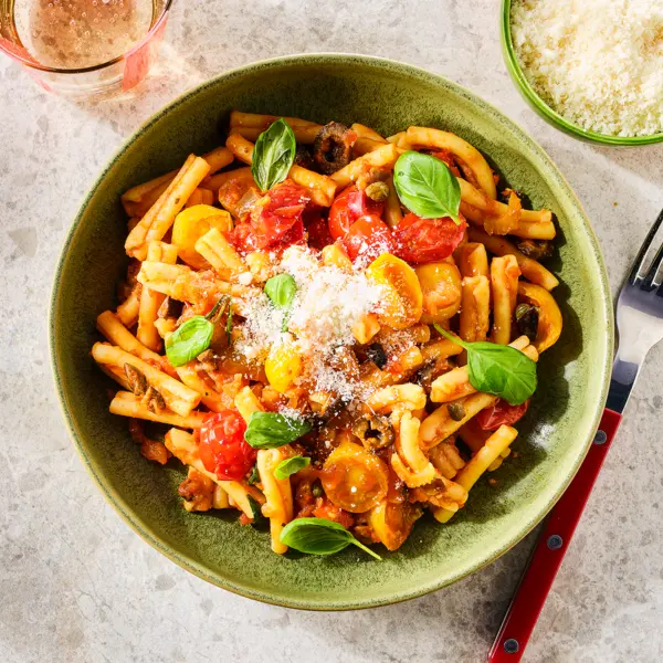 Snelle pasta caponata met parmigiano reggiano