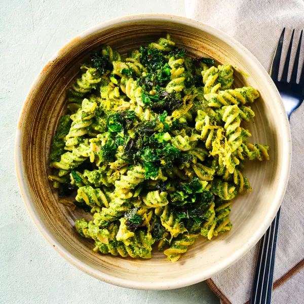 Volkoren fusilli met boerenkoolpesto