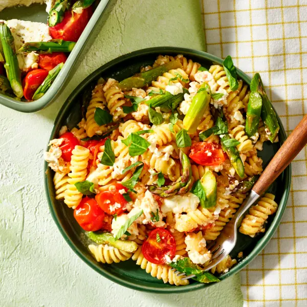 Fusilli met baked feta-saus met groene asperges