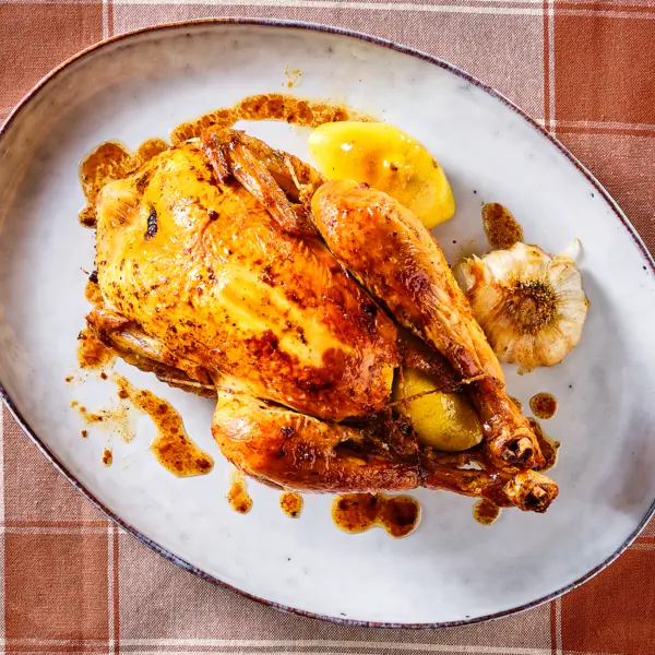 Gepekelde, geroosterde kip met dragon en citroen