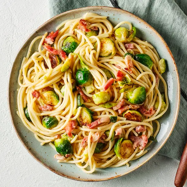 Spaghetti "alla carbonara" met spruitjes