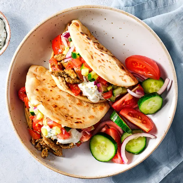 Gyros-flatbreads met Griekse salade en tzatziki