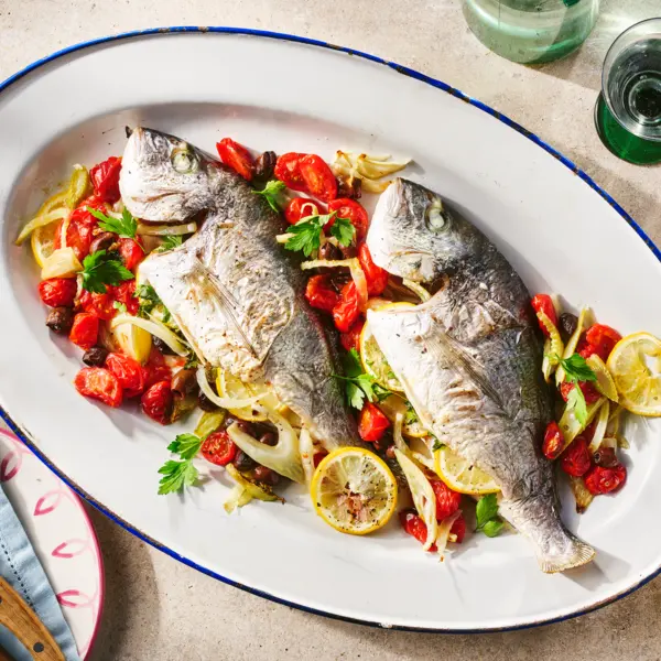 Hele dorade met venkel en tomaatjes