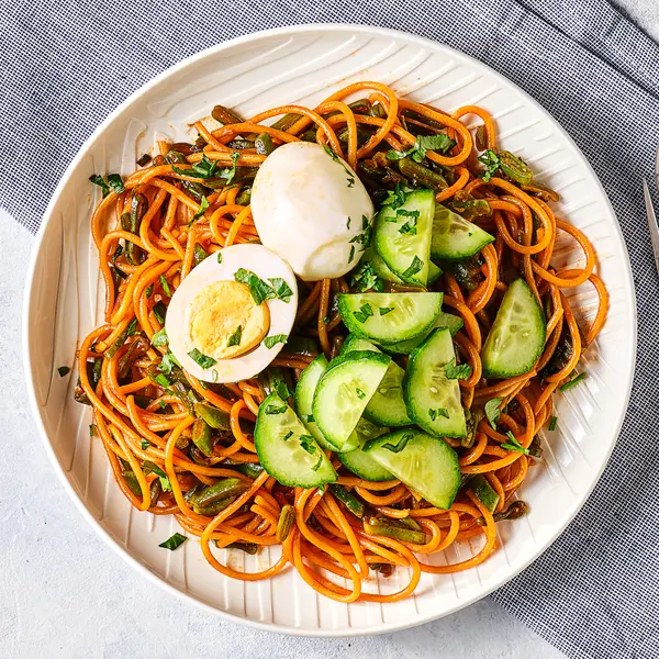 Surinaams geïnspireerde bami met snijbonen en ei
