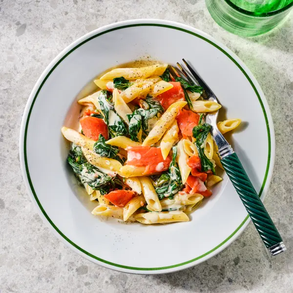Romige penne met zalm en spinazie