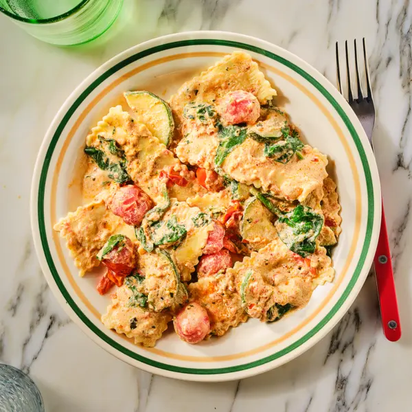 Verse ravioli caprese in ricotta-rode pestosaus