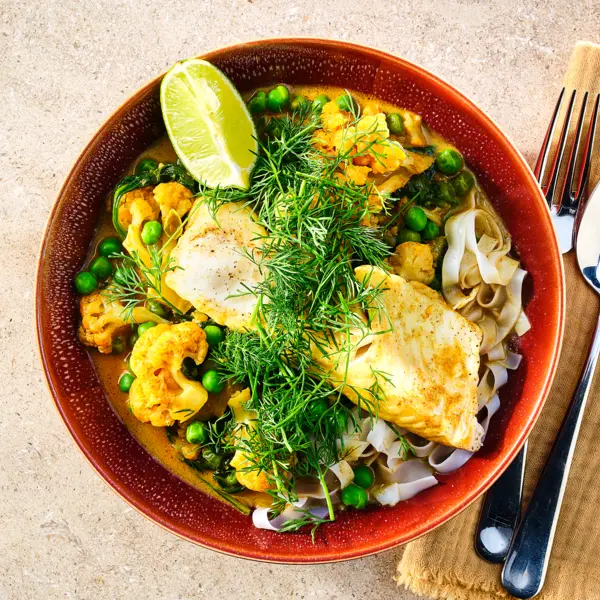 Gele curry met kabeljauw en rijstnoedels