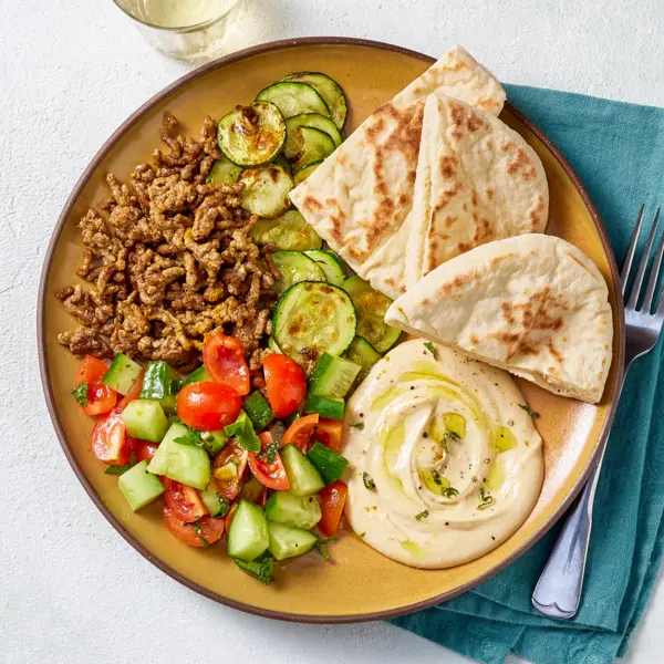 Pita met gekruid gehakt met courgette en salade