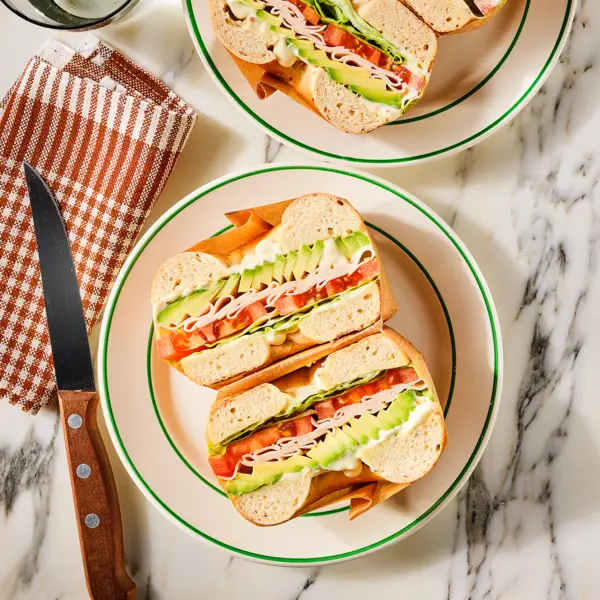 Bagel met gerookte kip en avocado