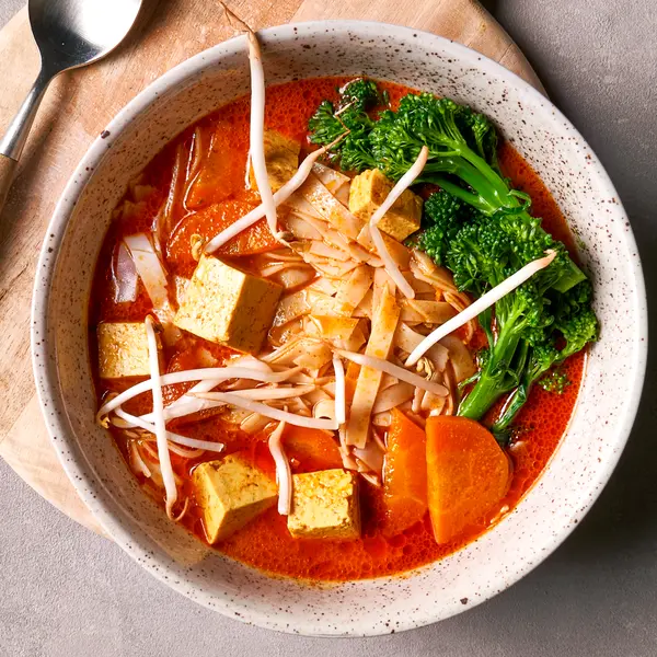 Gele curry-noedelsoep