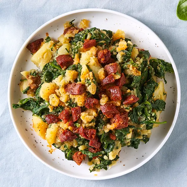 Spinaziestamppot met chorizo