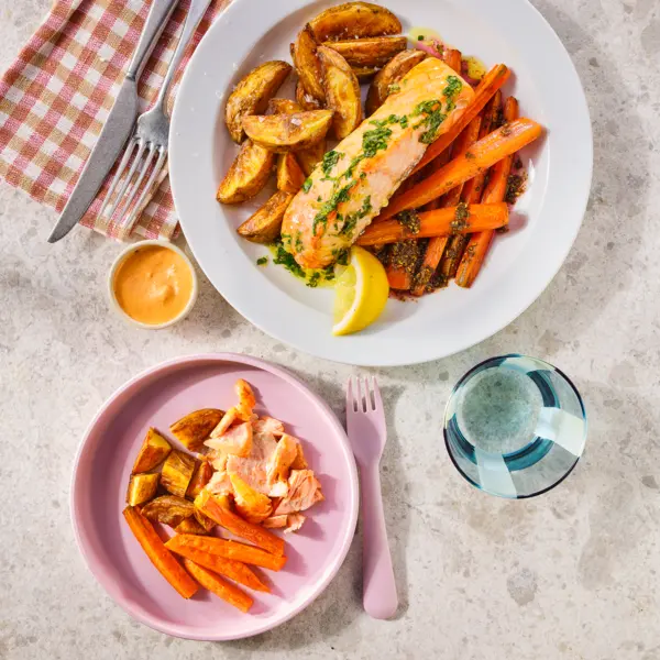 Traybake met aardappel, zalm en geroosterde wortel