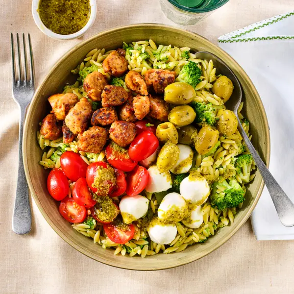 Orzobowl met worstjes, pestodressing en mozzarella