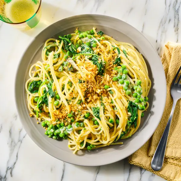 Pasta met citroenricotta, erwtjes en pangratto