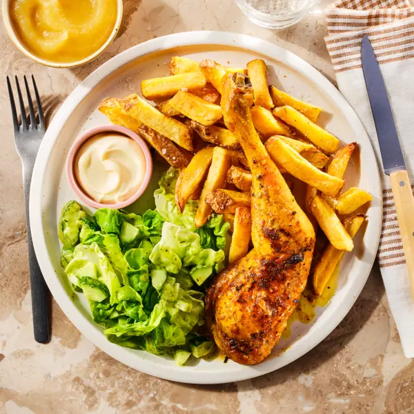 Kip met friet, sla en appelmoes