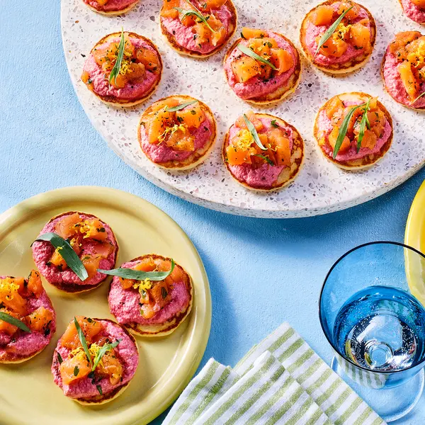 Blini's met bietencrème en gerookte zalm