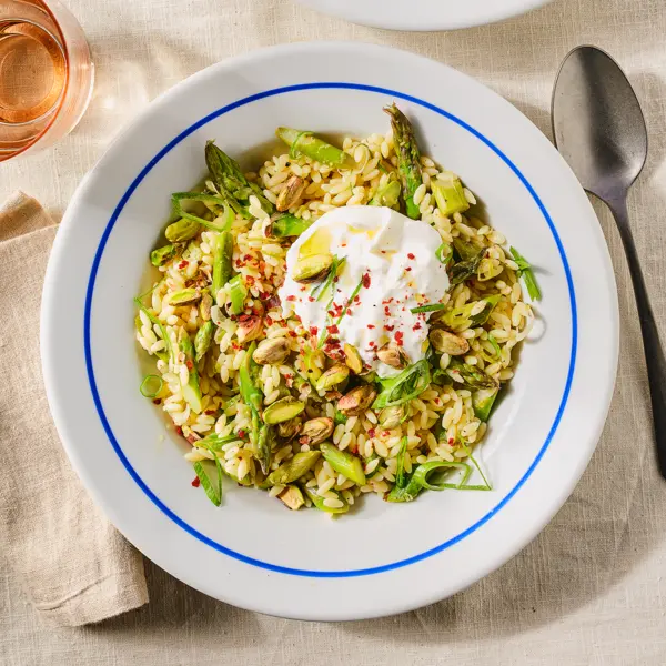 Asperge-orzo met burrata en pistache