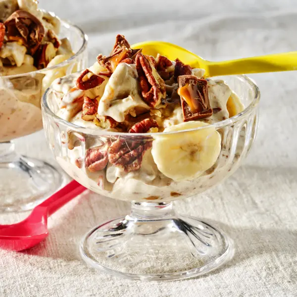 Chunky banaan-pecan-rolo-ijs