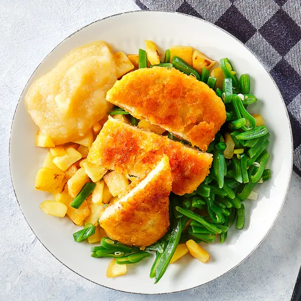 Kipschnitzels met snijboontjes en appelmoes