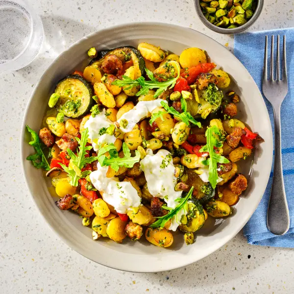 Krokante gnocchi-traybake met worst