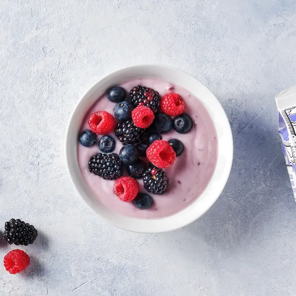 Bosvruchtenyoghurt met vers rood fruit