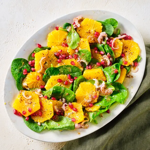 Sinaasappelsalade met spinazie en granaatappel