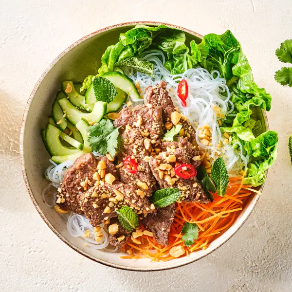 Vietnamese noedelsalade met citroengras-rundvlees