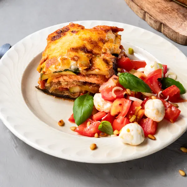 Lasagne van zalm met tomaat-preisalade