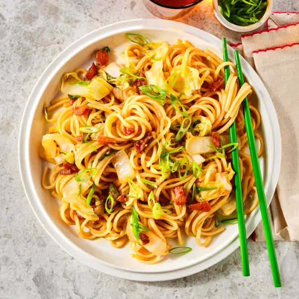 Gochujangnoedels met Chinese kool en guanciale