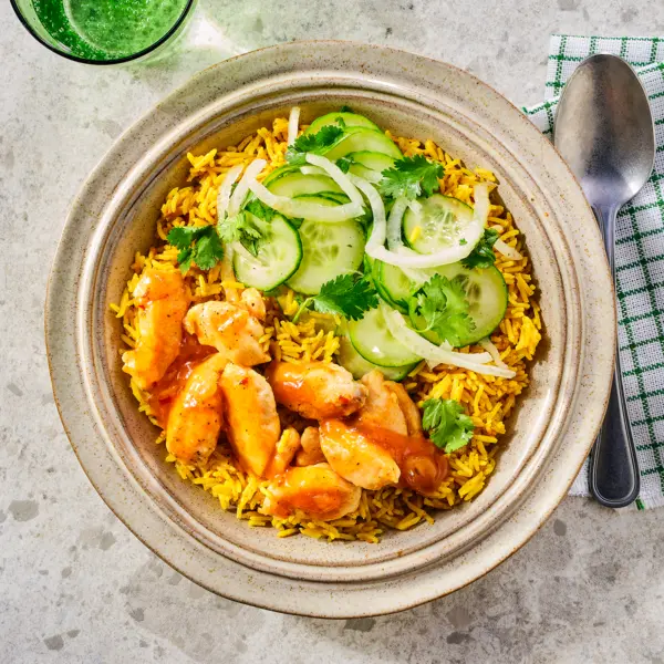 Sticky mangokip met kormarijst en komkommersalade